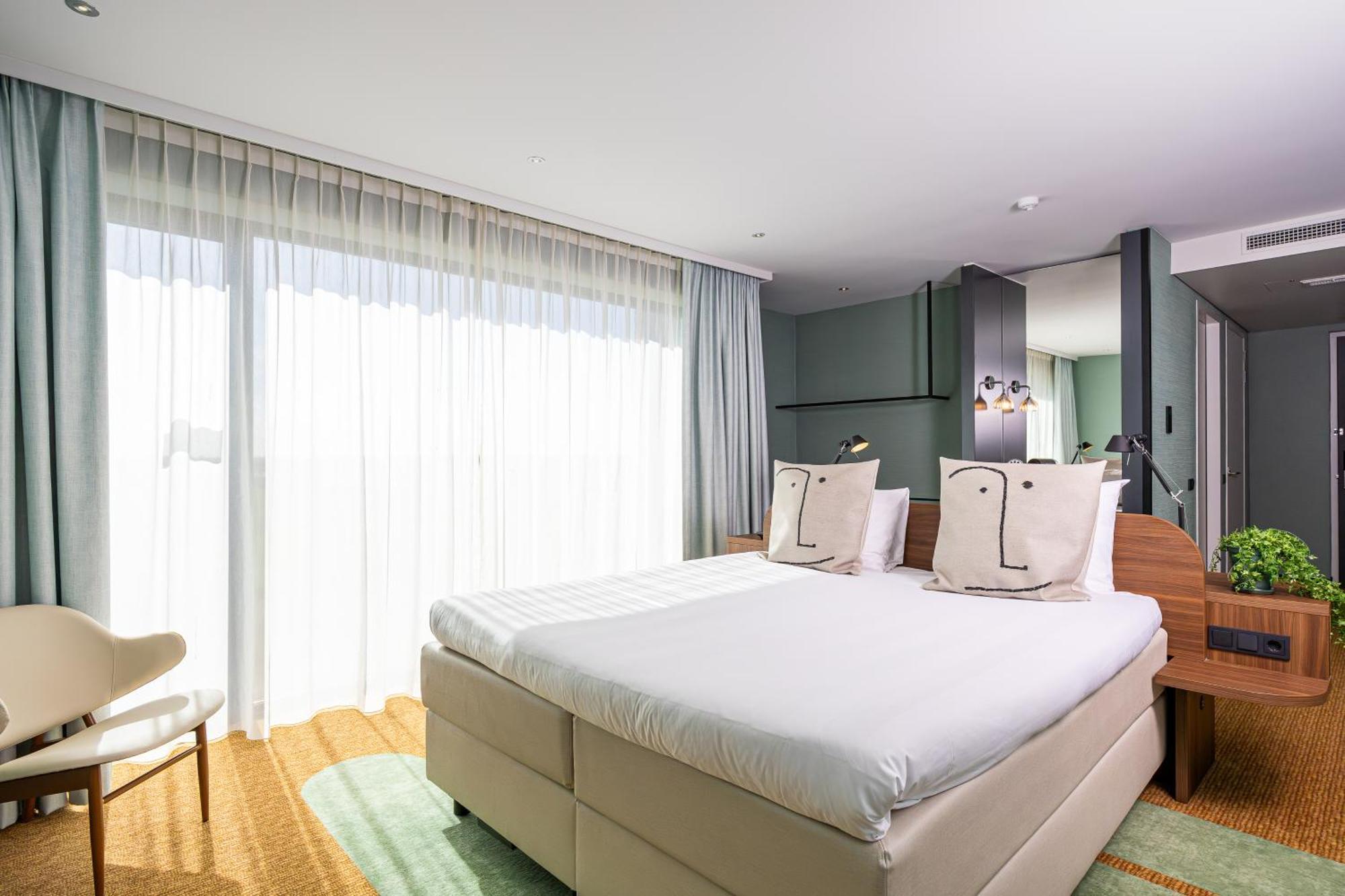 Deluxe King Room